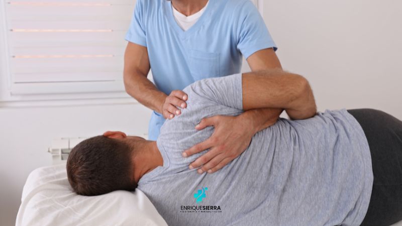 tratamiento para el dolor en el hombro al levantar el brazo